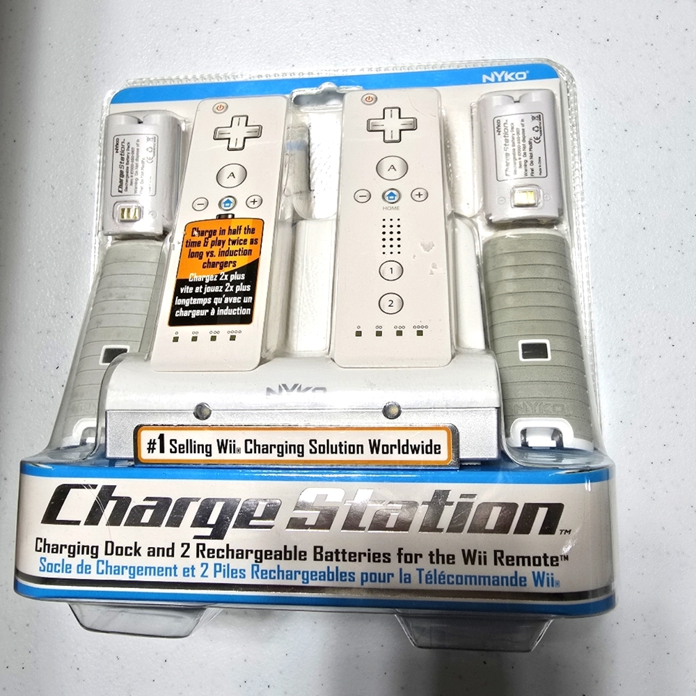 NYKO Wii Remote Charging Station Dock & 2 Battery and Covers  BRAND NEW SEALED